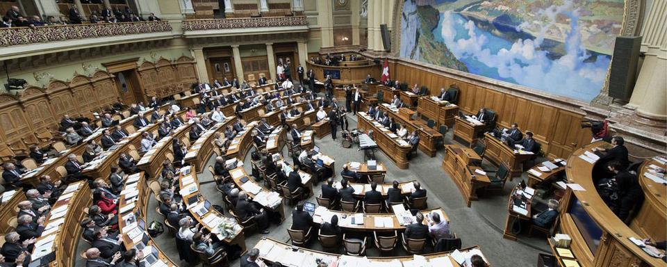 La loi Covid-19 votée par une très large majorité au Parlement lors de la dernière session de septembre. [Keystone - Lukas Lehmann]