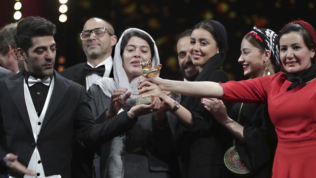 L'équipe du film a reçu le prix en lieu et place du réalisateur, interdit de sortie d'Iran. [AP Photo/Keystone - Michael Sohn]