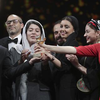 L'équipe du film a reçu le prix en lieu et place du réalisateur, interdit de sortie d'Iran. [AP Photo/Keystone - Michael Sohn]