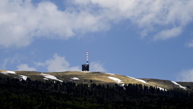 Des rafales atteignant 172 km/h ont été enregistrées au Chasseral. [Keystone - Jean-Christophe Bott]