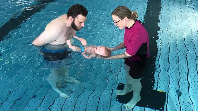 Un bébé nageur en plein exercice.
RTS