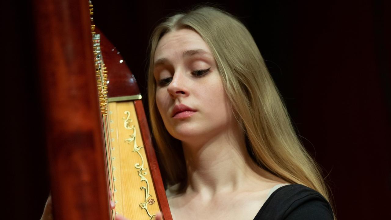 La harpiste Tjasha Gafner enregistre seule à la Salle Ansermet le jeudi 14 mai 2020 dans le cadre du projet Tribune Libre. [RTS - Jay Louvion]