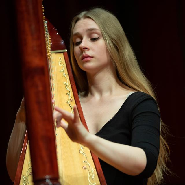 La harpiste Tjasha Gafner enregistre seule à la Salle Ansermet le jeudi 14 mai 2020 dans le cadre du projet Tribune Libre. [RTS - Jay Louvion]