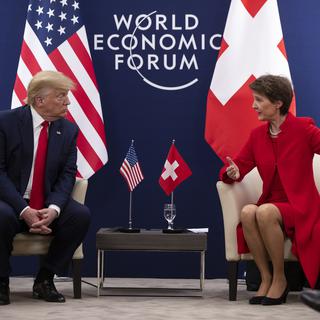 Simonetta Sommaruga et Donald Trump se sont rencontrés mardi à Davos. [AP Photo - Evan Vucci]