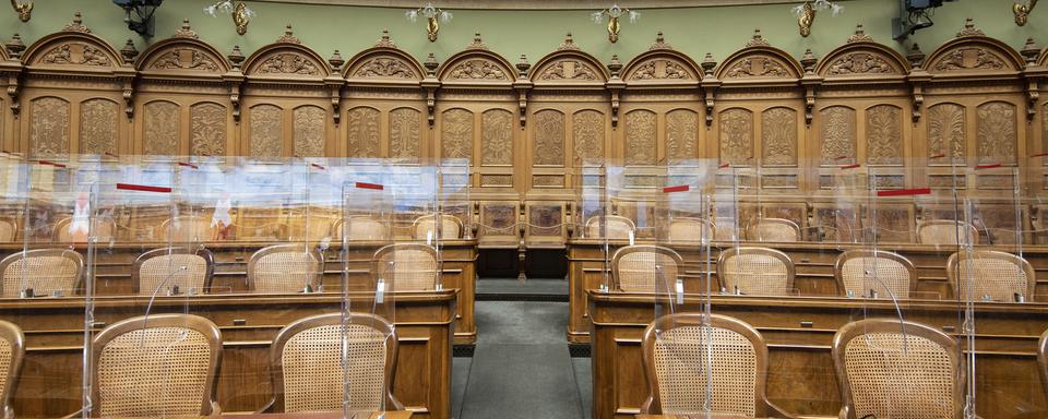 Les parois de plexiglas installées au Palais fédéral. [Keystone - Peter Schneider]