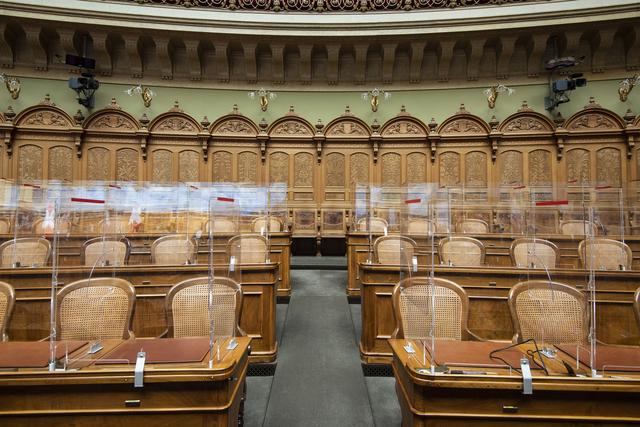 Les parois de plexiglas installées au Palais fédéral. [Keystone - Peter Schneider]