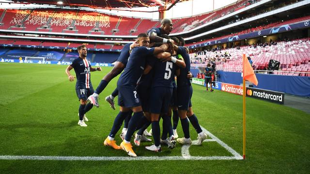 Les Parisiens célèbrent l'ouverture du score signée Marquinhos. [EPA/David Ramos / POOL]