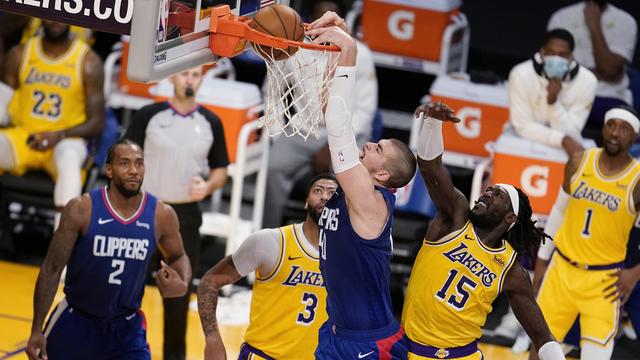 Les Clippers ont pris le dessus sur les Lakers au Staples Center. [Marcio Jose Sanchez]