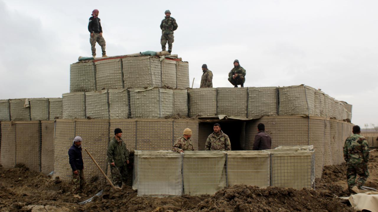 Des forces de sécurité afghanes montent la garde après une attaque de Talibans à Kunduz, le 4 mars. [AFP - STR]