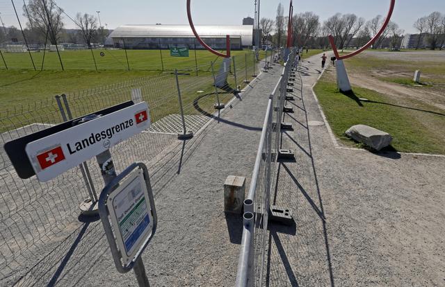 Surnommée "le grillage de la honte", la double barrière a coupé en deux la ville de Constance, en Allemagne, et sa banlieue sud située en Suisse, Kreuzlingen, pendant plusieurs semaines. [Keystone/EPA - Ronald Wittek]