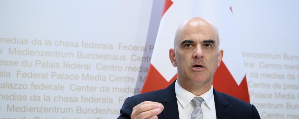 Alain Berset lors de l'annonce des nouvelles mesures sanitaires du 11 décembre 2020. [Keystone - Anthony Anex]