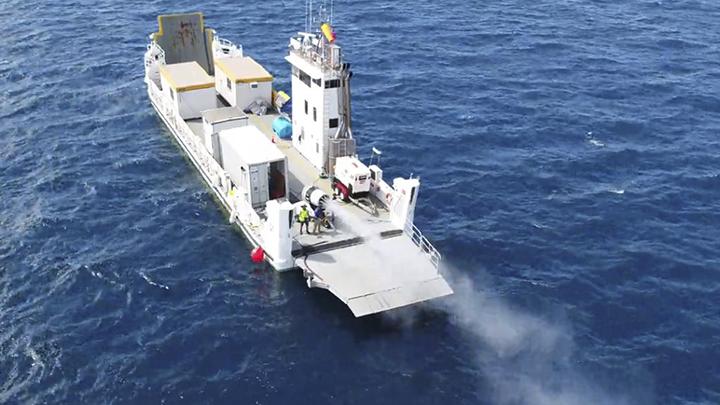 Les chercheurs ont utilisé un ventilateur monté sur un bateau qui projette des cristaux de sel dans les nuages afin de les rendre plus brillants. [Southern Cross University - Brendan Kelaher]