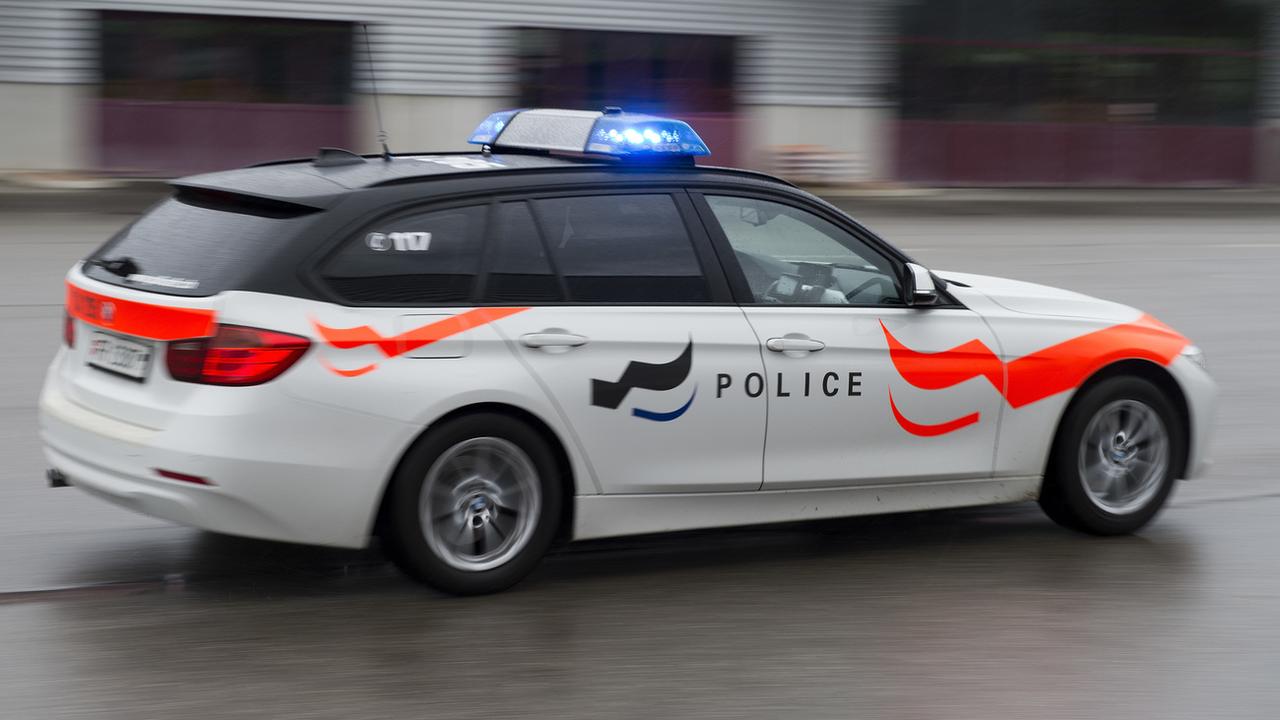 La police fribourgeoise à mis en garde les automobilistes contre la tentation de réaliser des excès de vitesse en période de confinement généralisé. [Keystone - Lukas Lehmann]