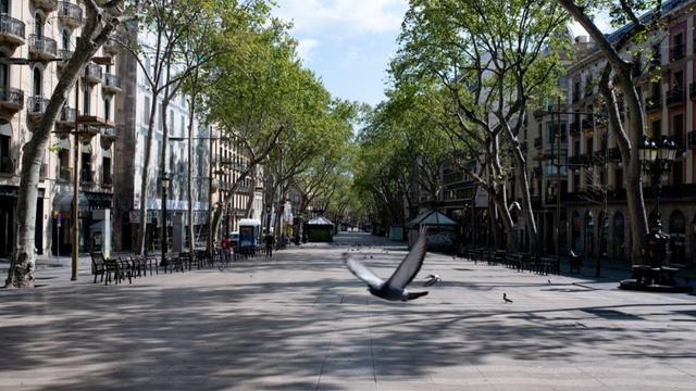 3 avril: les populeuses Ramblas de Barcelone vidées de leurs badauds. [afp - Adria Puig / Anadolu Agency]