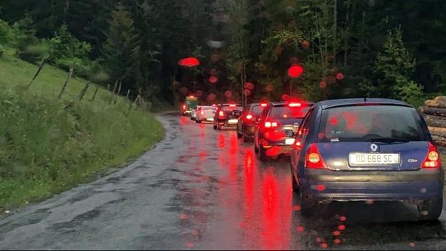 File de voitures françaises au Col-des-Roches, mardi matin 12.05.2020. [RTS - Deborah Sohlbank]