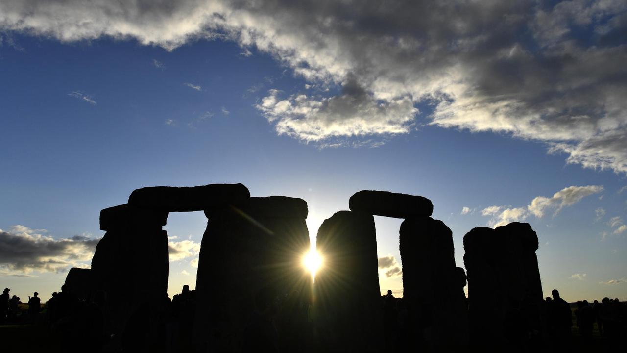 Lever du soleil au moment du solstice d'été sur le site de Stonehenge en 2019. [EPA/Keystone - Neil Hall]