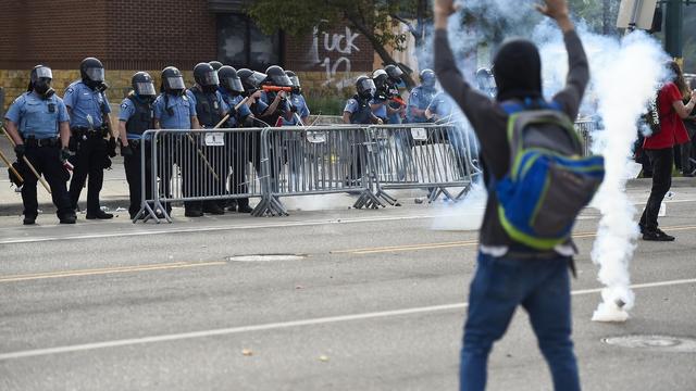 La police de Minneapolis face à un manifestant après la mort de George Floyd. [Keystone - EPA/Craig Lassig]