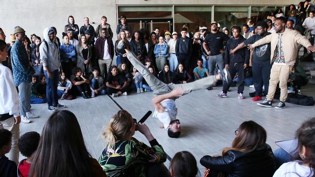 Un battle hip-hop lors de la Fête de la danse 2016 à Genève, le 15 mai 2016. [KEYSTONE - MAGALI GIRARDIN]