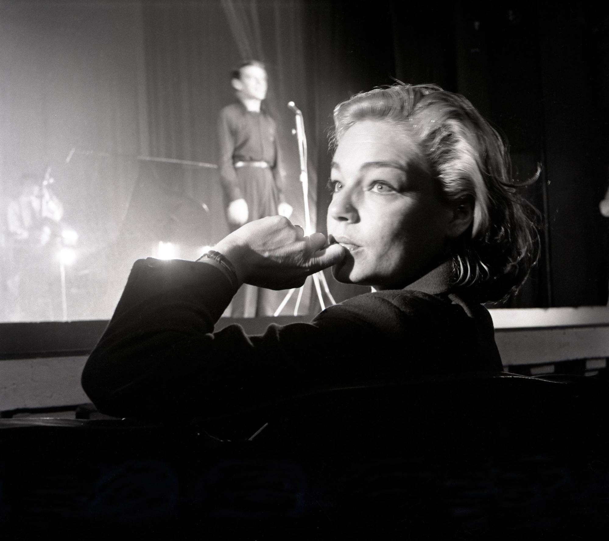 Simone Signoret regarde Montand en répétition en 1958. [Photo12 via AFP - Luc Fournol]