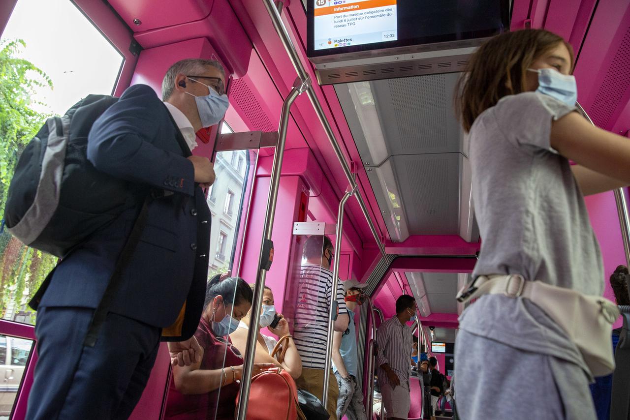 Les passagers des Transports publics genevois étaient masqués lundi matin [Keystone - Salvatore Di Nolfi]