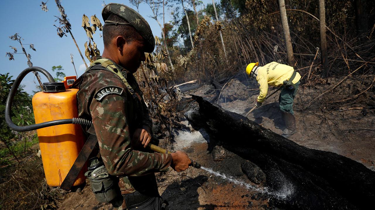Les soldats vont notamment apporter leur soutien aux pompiers pour lutter contre les feux de forêt. [Reuters - Les soldats vont notamment apporter leur soutien aux pompiers pour lutter contre les feux de forêt.]