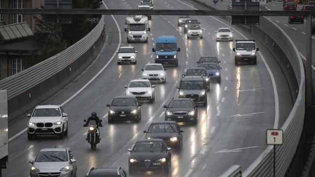 L'interdiction de la voiture à essence ne fait pas l'unanimité en Suisse. [Keystone - Peter Klaunzer]