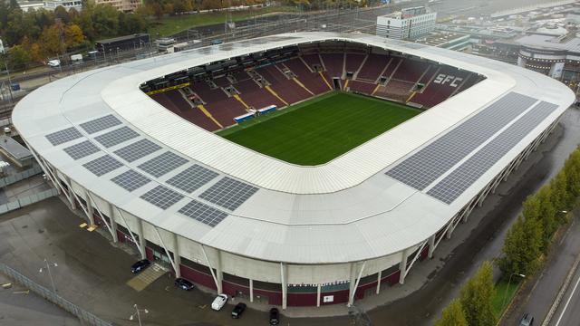 La centrale solaire des Services industriels de Genève déploie ses 3064 panneaux solaires sur une surface 5000 mètres carrés sur le toit du stade de Genève. 26 octobre 2020. [Salvatore Di Nolfi]