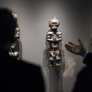Des personnes visitent l'exposition "Afrique. Les religions de l'extase" au Musée d'ethnographie de Genève (MEG) [KEYSTONE - Martial Trezzini]