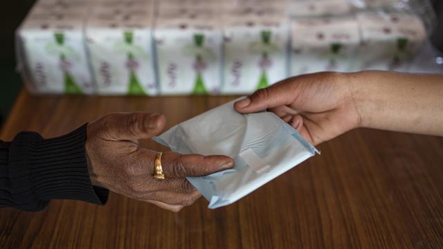 Distribution de serviettes hygiéniques à des étudiantes au Nepal. [Keystone - NARENDRA SHRESTHA]