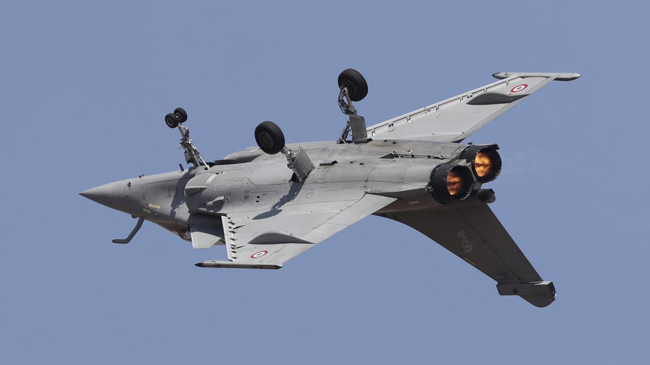La Suisse n'a pas le plan B si le peuple refuse le crédit pour les nouveaux avions de combat (ici un Rafale lors d'un meeting aérien en Inde) [Keystone/AP - Aijaz Rahi]