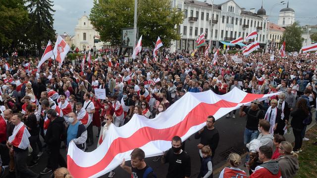 La manifestation massive de l'opposition dimanche. Les manifestants protestent contre la réélection controversée début août du président Alexandre Loukachenko, Minsk, Biélorussie, 6 septembre 2020 [KEYSTONE - EPA]