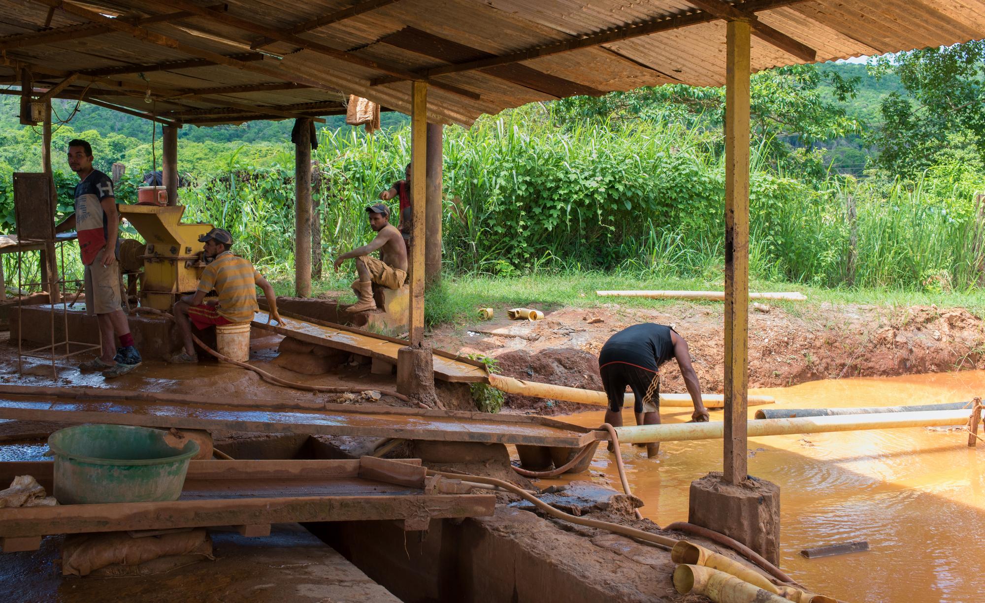 Des travailleurs dans une mine d'or au Venezuela. [AFP - Sputnik/Magda Gibelli]