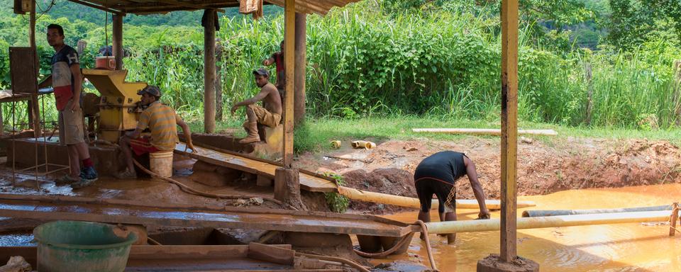 Des travailleurs dans une mine d'or au Venezuela. [AFP - Sputnik/Magda Gibelli]