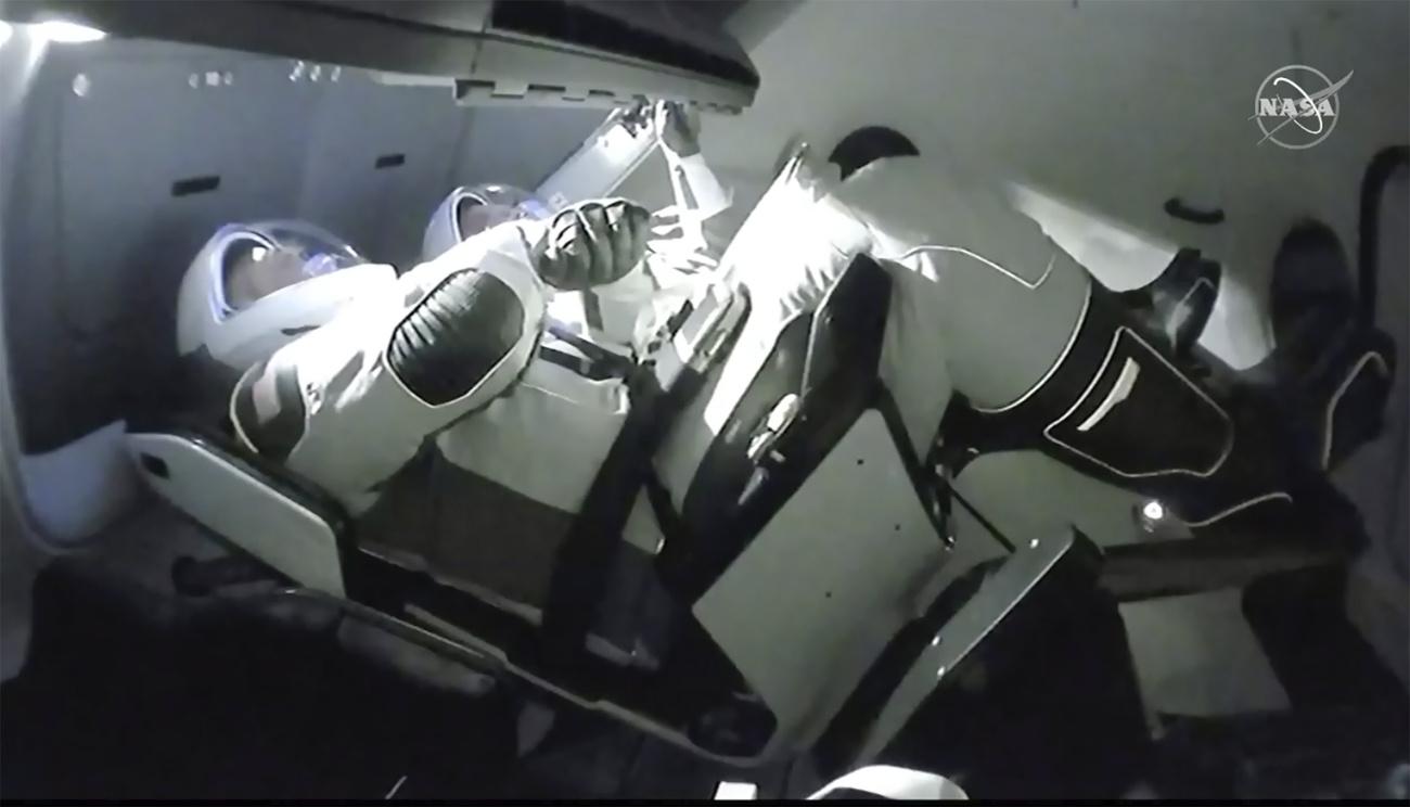 Le véhicule spatial Crew Dragon et ses deux astronautes (ici au moment de l'amarrage) sont arrivés dimanche vers 16h15 à la station spatiale internationale [Keystone - NASA]