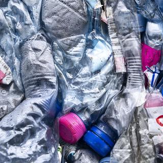 La production mondiale de plastique a atteint son pic et devrait diminuer à l'avenir, selon Carbon Tracker. [Keystone - Christian beutler]