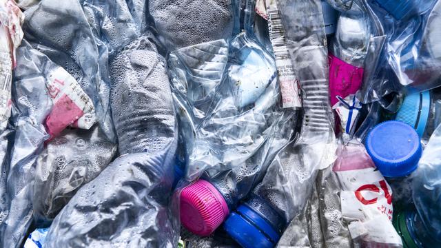 La production mondiale de plastique a atteint son pic et devrait diminuer à l'avenir, selon Carbon Tracker. [Keystone - Christian beutler]