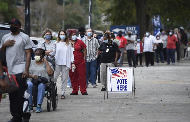 Des citoyennes et citoyens attendent pendant des heures pour voter à Augusta, en Géorgie, le 12 octobre 2020. [Keystone/AP, File - Michael Holahan/The Augusta Chronicle]