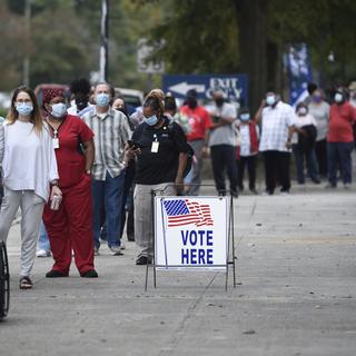 Des citoyennes et citoyens attendent pendant des heures pour voter à Augusta, en Géorgie, le 12 octobre 2020. [Keystone/AP, File - Michael Holahan/The Augusta Chronicle]