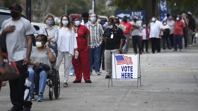 Des citoyennes et citoyens attendent pendant des heures pour voter à Augusta, en Géorgie, le 12 octobre 2020. [Keystone/AP, File - Michael Holahan/The Augusta Chronicle]