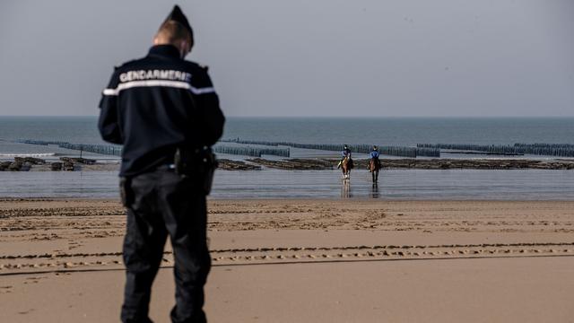 Un gendarme français en patrouille le long des côtes normandes, le 26 novembre 2020. [AFP - Sameer Al-Doumy]