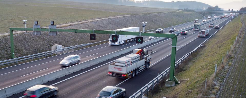 Des voitures circulent sur trois pistes dont la bande d'arrêt d'urgence sur l'autoroute A1 entre Villars-Sainte-Croix et Cossonay (image d'illustration). [Keystone - Laurent Gillieron]