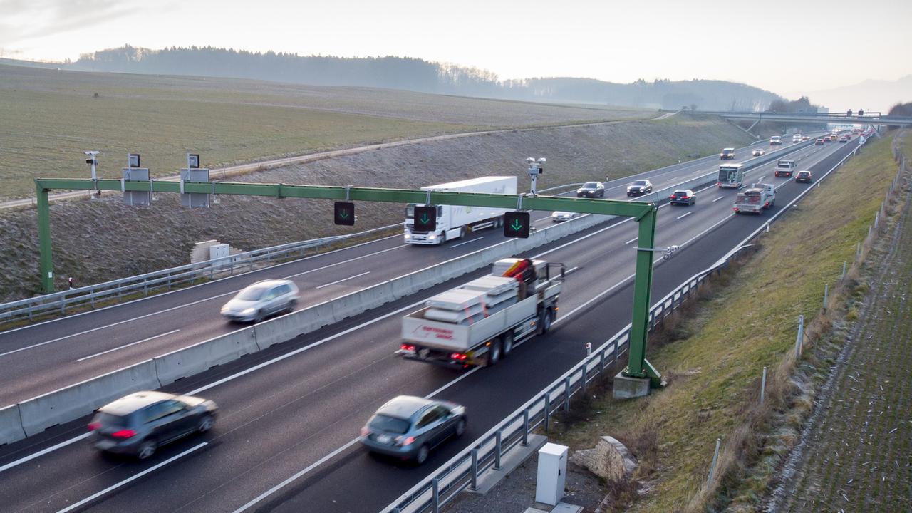 Des voitures circulent sur trois pistes dont la bande d'arrêt d'urgence sur l'autoroute A1 entre Villars-Sainte-Croix et Cossonay (image d'illustration). [Keystone - Laurent Gillieron]