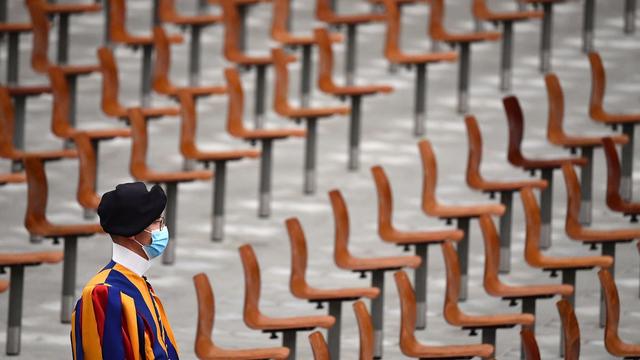 Un garde suisse de faction lors d'une audience générale. [Keystone/EPA - Ettore Ferrari]