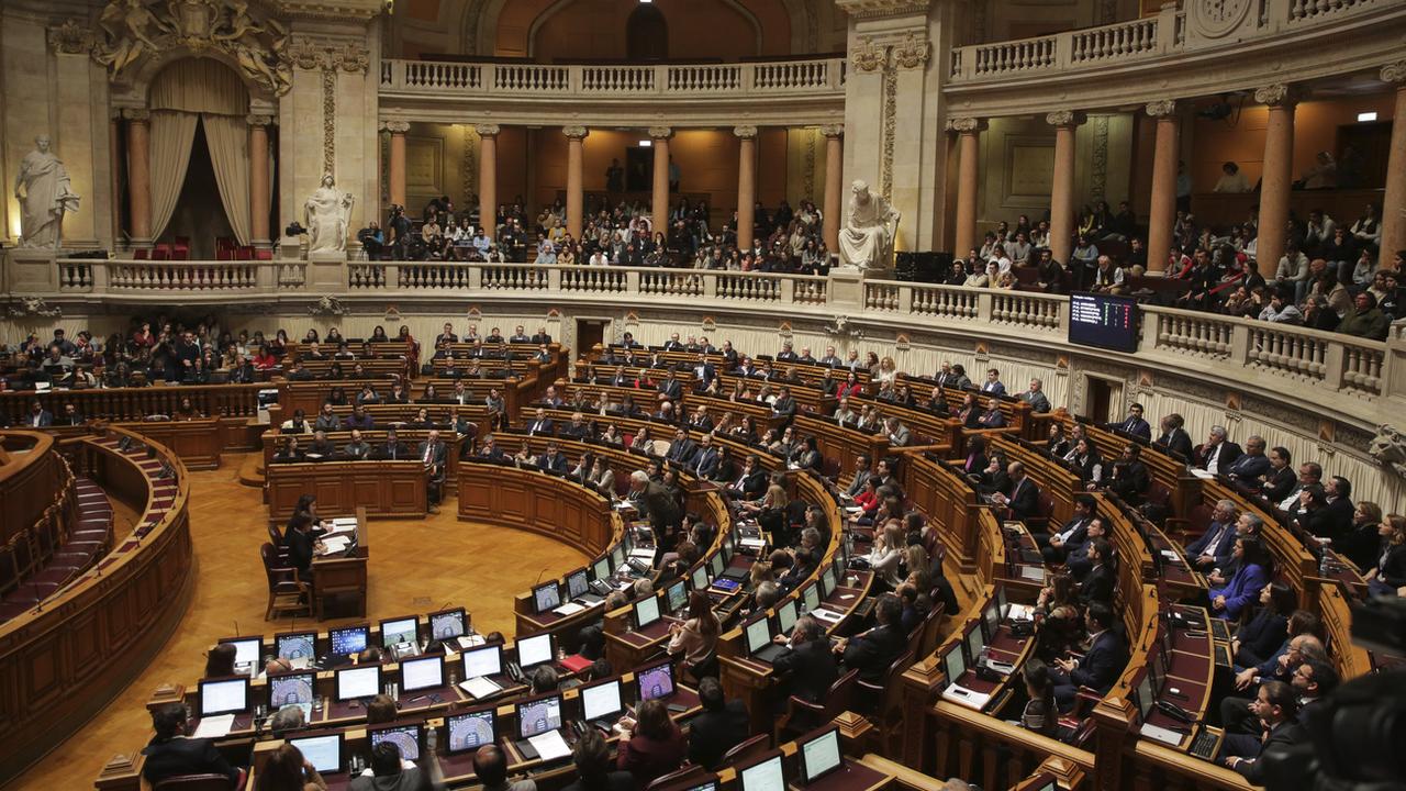 Le Parlement portugais a adopté plusieurs textes ouvrant la voie à la dépénalisation de l'euthanasie. [Keystone - Armando Franca]
