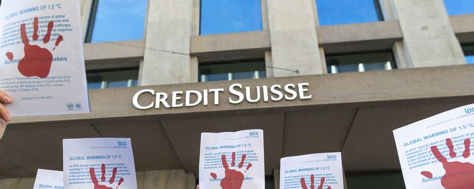 Credit suisse veut devenir un leader en matière de durabilité, notamment pour répondre aux critiques des militants du climat à son encontre. [Keystone - Martial Trezzini]