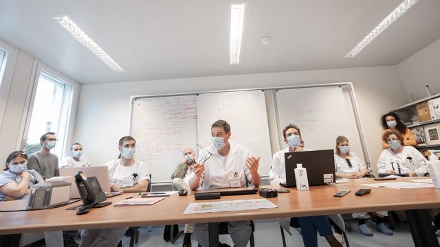 Vice-Director Michael Llamas, center during the daily general meeting with the staff at the regional hospital La Carita in Locarno, Switzerland, March 30, 2020. (KEYSTONE/Ti-Press/Pablo Gianinazzi) [Keystone - Pablo Gianinazzi]