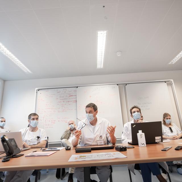 Vice-Director Michael Llamas, center during the daily general meeting with the staff at the regional hospital La Carita in Locarno, Switzerland, March 30, 2020. (KEYSTONE/Ti-Press/Pablo Gianinazzi) [Keystone - Pablo Gianinazzi]