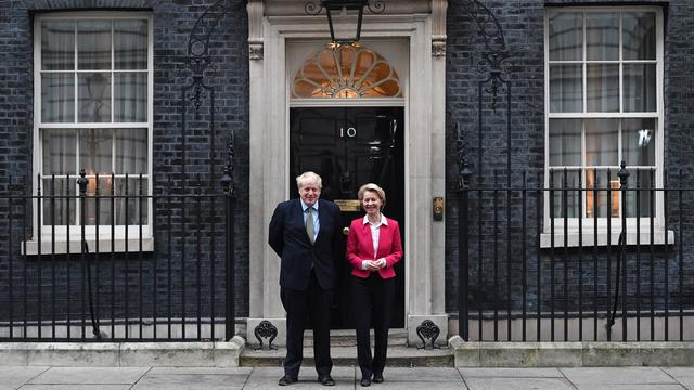 Boris Jonhson et Ursula Von Der Leyen devant la maison du premier ministre britannique. [EPA/Keystone - Andy Rain]