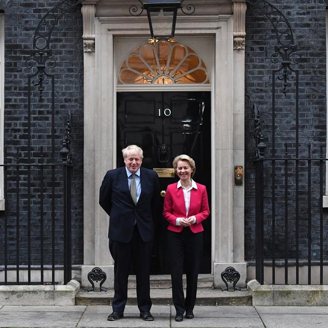 Boris Jonhson et Ursula Von Der Leyen devant la maison du premier ministre britannique. [EPA/Keystone - Andy Rain]