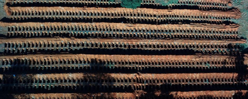 De nouvelles tombes ont été creusée pour enterrer les victimes du SARS-CoV-2, dans le plus grand cimetière d'Amérique Latine, à São Paulo, au Brésil. 26 mai 2020. [Keystone/epa - Paulo Whitaker]